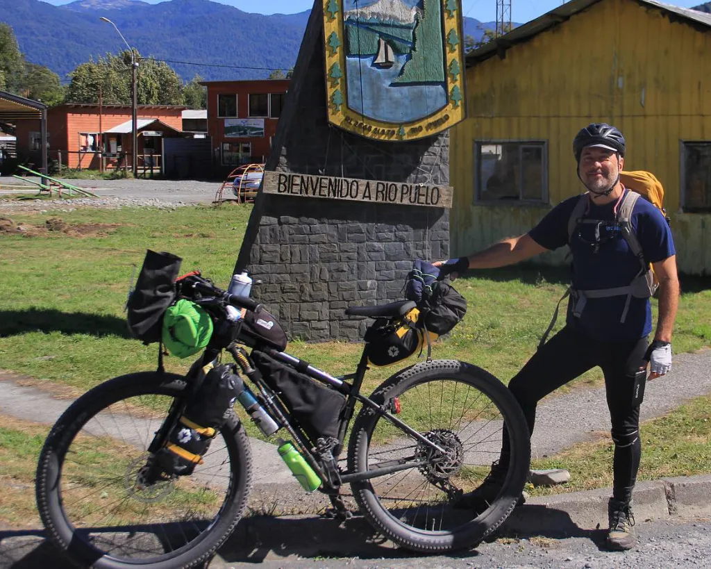 Nestor Freire, do projeto Giraventura, com sua bike alemã em cromoly e pneus escolhidos de acordo com o terreno a ser percorrido