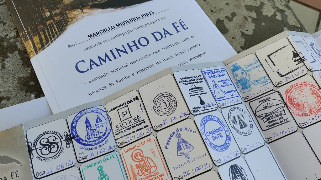 Com a credencial devidamente carimba, o certificado de conclusão do Caminho da Fé