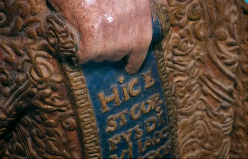 Detalhe da estátua de Santiago apontando para onde estariam seus restos mortais