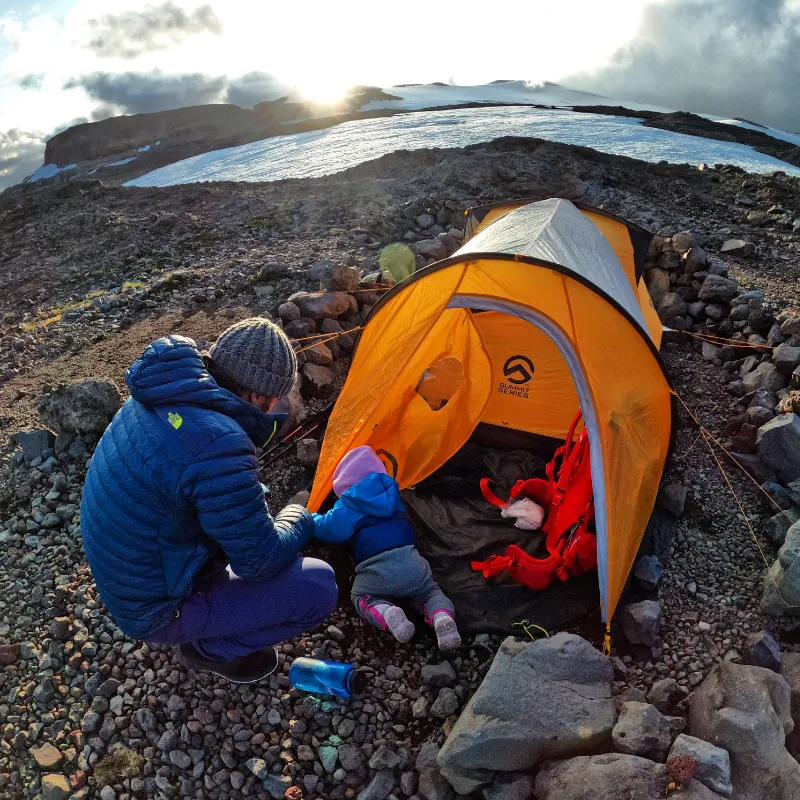 Acampamento selvagem em uma aventura em família.