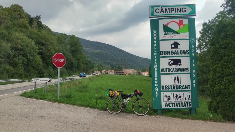 Na portaria do camping que precisei gastar mais para ficar, em Camprodon