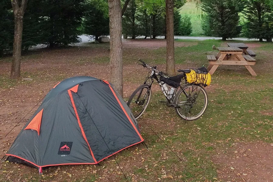 Maioria dos campings têm área plana, mesas para cozinhar e jantar e pontos para carregar os eletrônicos