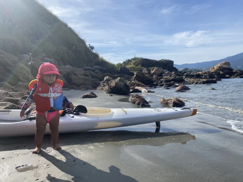 Gabi durante a volta de caiaque na Ilhabela