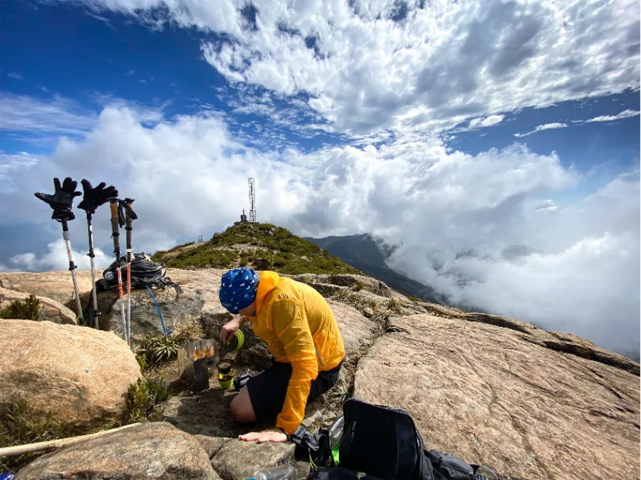 Preparando café no alto do Pico da Bandeira. Foto: Fred Ayres