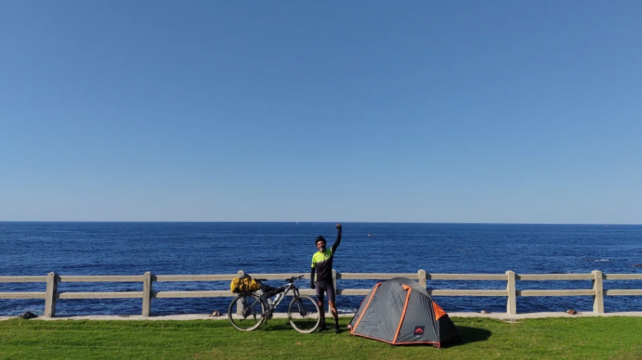 Último acampamento da cicloviagem pelos Pirineus, no Camping Faro de Higuer, com o Mar Cantábrico ao fundo