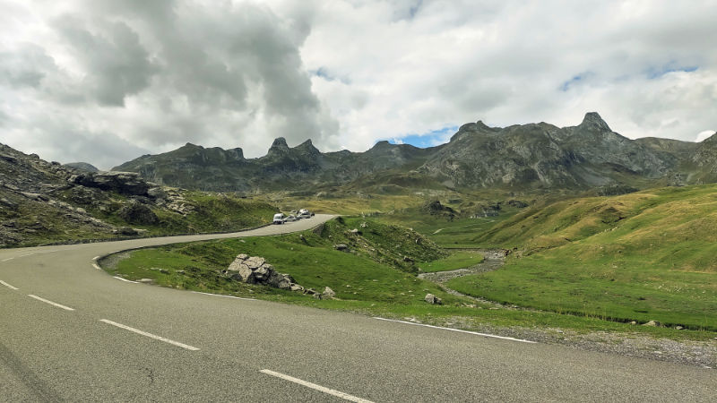 Muitas montanhas e um clima de inverno mesmo em pleno verão, na descida do Col de Portalet