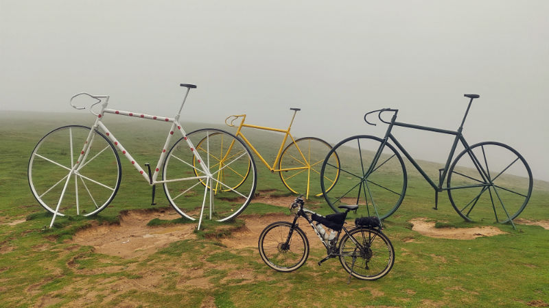 Esculturas das bikes no topo do Aubisque