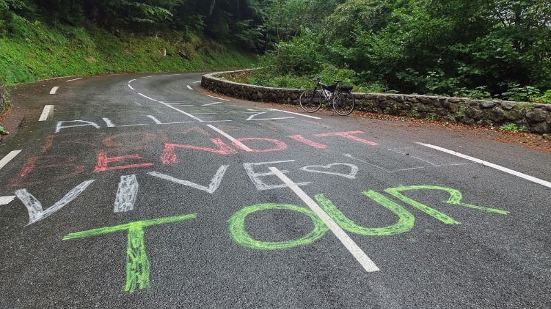 Pinturas na estrada feitas para o Tour de France